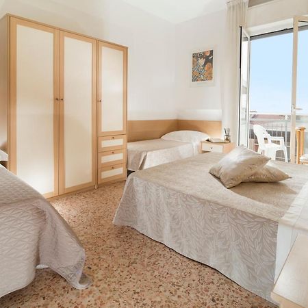 Hotel Bellerofonte Rimini Bagian luar foto