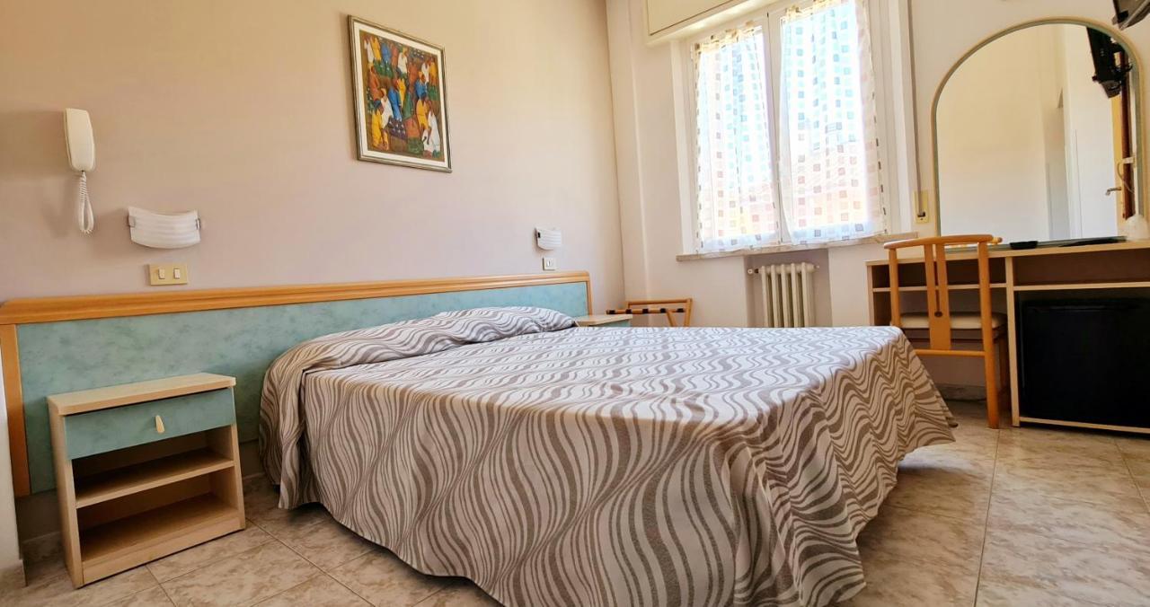 Hotel Bellerofonte Rimini Bagian luar foto