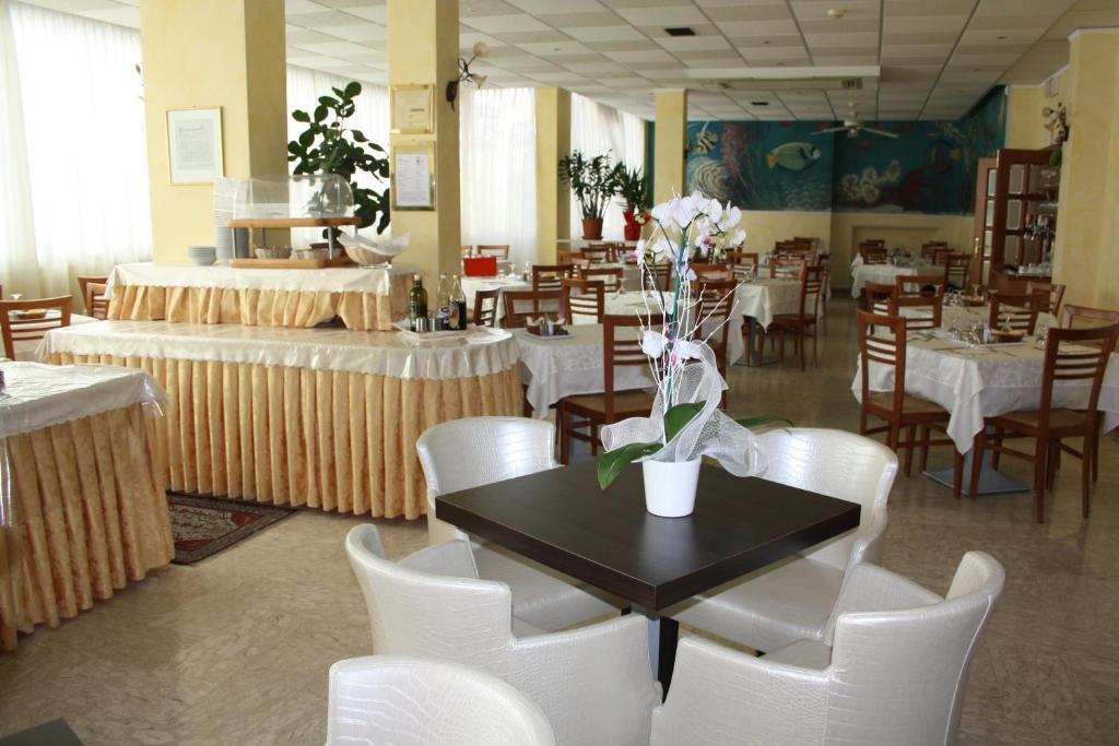 Hotel Bellerofonte Rimini Bagian luar foto