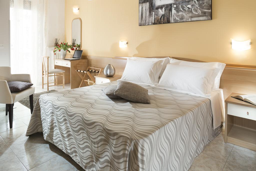 Hotel Bellerofonte Rimini Bagian luar foto