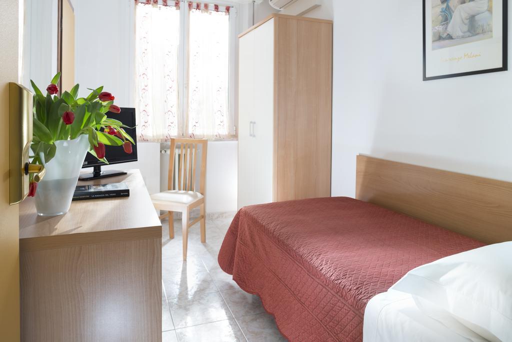 Hotel Bellerofonte Rimini Bagian luar foto