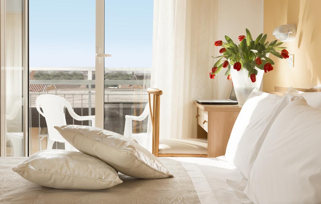 Hotel Bellerofonte Rimini Bagian luar foto