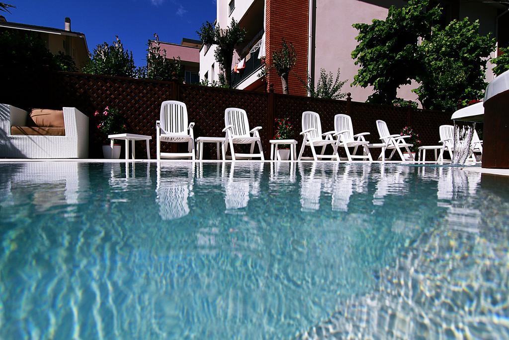 Hotel Bellerofonte Rimini Bagian luar foto