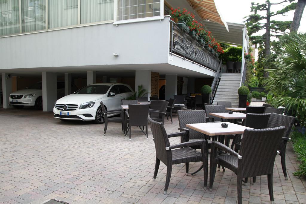 Hotel Bellerofonte Rimini Bagian luar foto