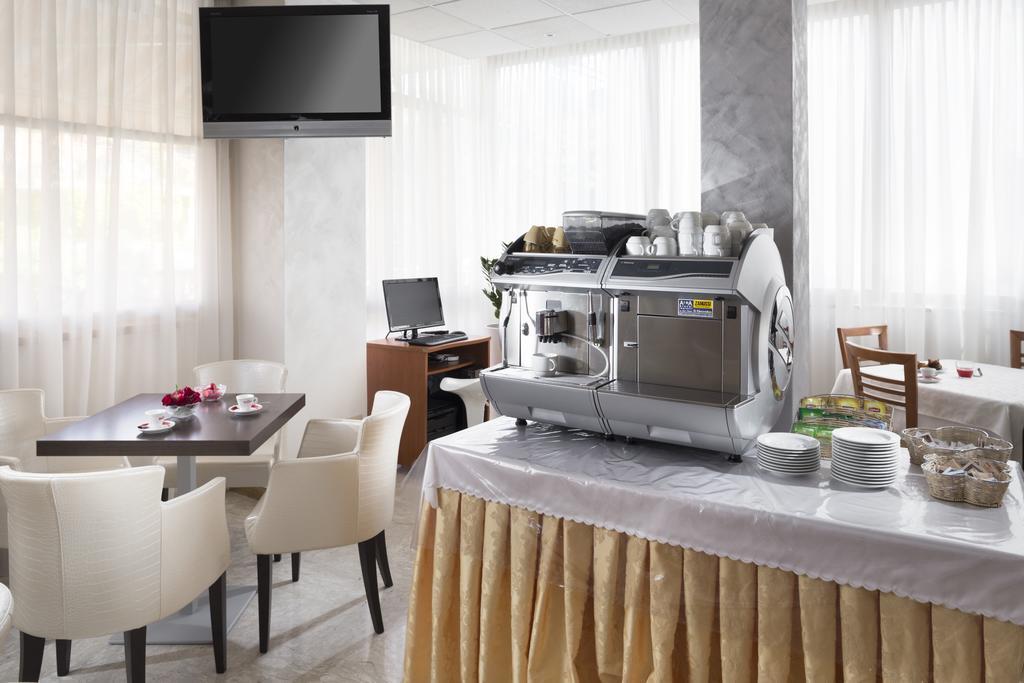Hotel Bellerofonte Rimini Bagian luar foto